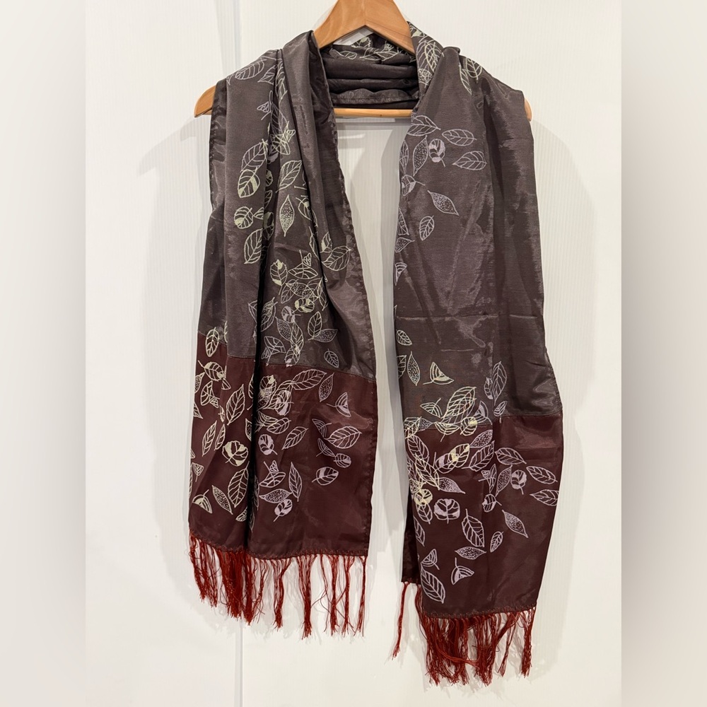 Elegant Leaf Pattern Scarf